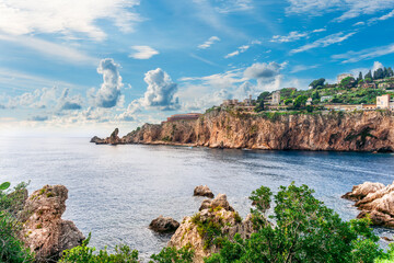 Obraz premium beautiful landscape of famous italiat resort Portofino in Luguria with ancient houses and buildings of hotels and restaulants along the embarkment of a sea gulf with sunset golden light