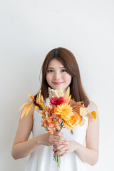 Fototapeta premium ナチュラルな女性が花束を持つポートレート・美容とライフスタイルイメージ