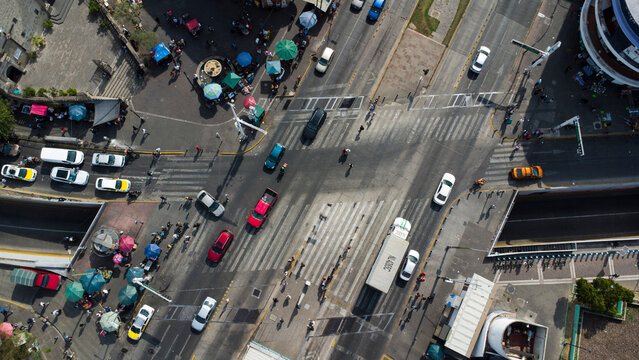 Low vehicular and pedestrian traffic at the intersection of Calzada Independencia, Avenida Ju&aacute;rez, and Avenida Francisco Javier Mina. San Juan de Dios, Guadalajara.