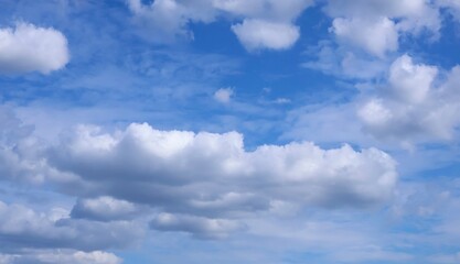 Obraz premium Beautiful Blue Sky with Fluffy White Clouds on a Sunny Day
