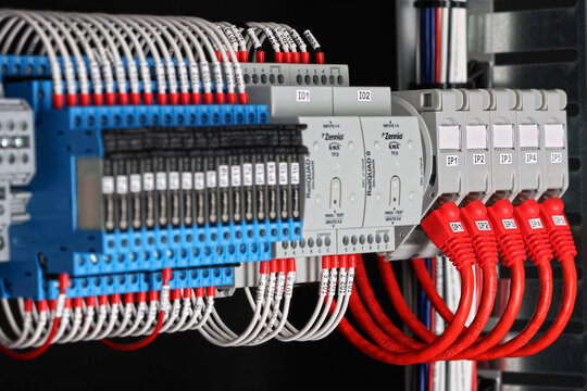 Ultra-thin intermediate Finder relays with connection terminal block in the electrical control panel. ZenniSmart Home automation modules with KNX data bus control in the ABB electrical panel. 