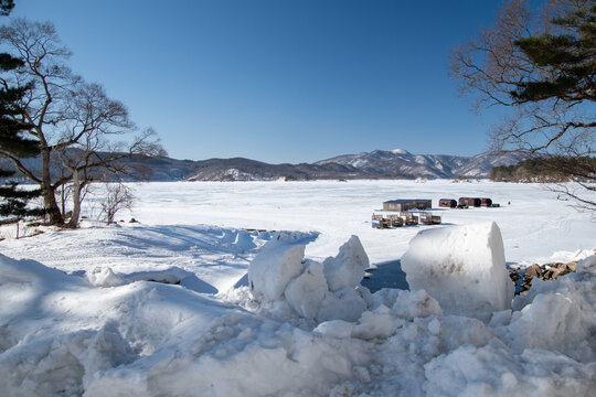 福島県 裏磐梯 氷結した桧原湖と冠雪した磐梯山の冬景色（Frozen Lake Hibara and snow-capped Mount Bandai in Urabandai, Fukushima）
