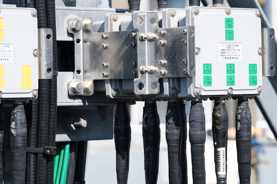 5G/LTE携帯電話基地局の通信設備とアンテナ、次世代ネットワークを支える産業インフラ