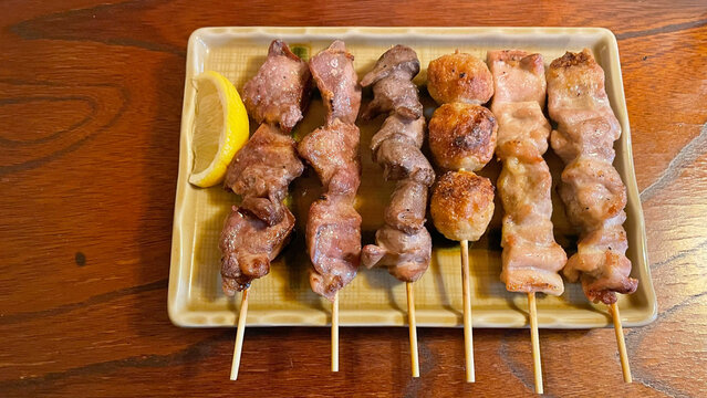 おいしそうな焼き鳥の盛り合わせ 居酒屋メニュー