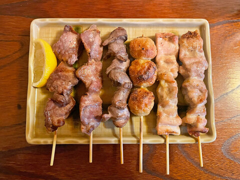 おいしそうな焼き鳥の盛り合わせ 居酒屋メニュー