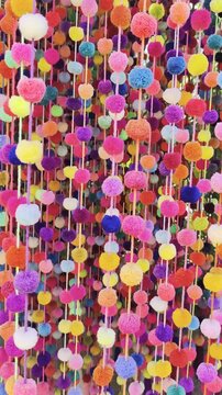 L&iacute;nea colgante de bolitas de colores