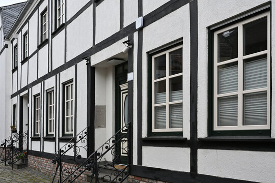 Fachwerkh&auml;user und Turm in Zons, Deutschland