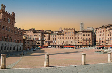 Obraz premium The square is the scene of the famous Palio di Siena, the historic horse race held twice a year, on July 2nd and August 16th.