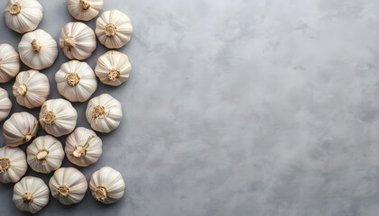 Obraz premium Fresh Raw Garlic Bulbs on Grey Marble Background