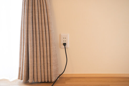 リビングのコンセントから伸びる電源コード
