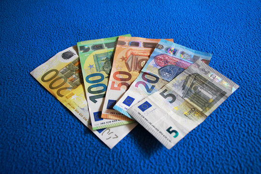Billetes de dinero en euro de colores curso legal eurozona con holograma y marca de agua