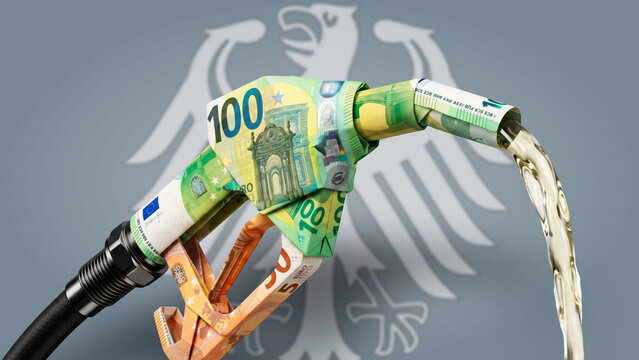 Zapfpistole aus gefalteten Euroscheinen, aus der Benzin flie&szlig;t vor dem Hintergrund des deutschen Bundesadlers