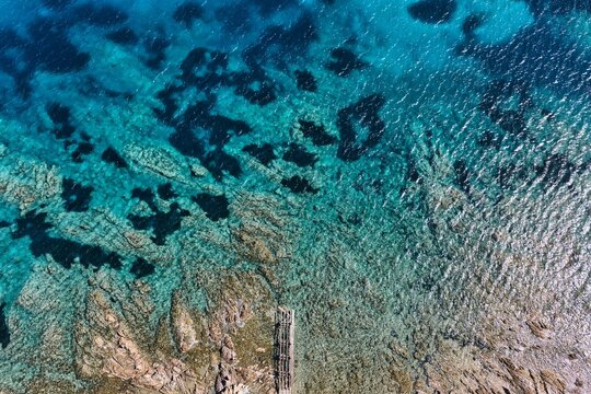 Le acque cristalline nell&igrave; aria marina di punta Molara, Sardegna.