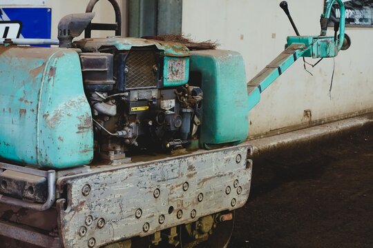 道路を踏み固める重機