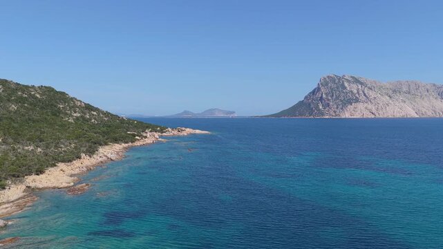 La maestosa Isola di Tavolara in Sardegna