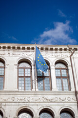 Niebieska flaga Unia Europejska na zabytkowym budynku. Włochy. Wenecja. © Monika