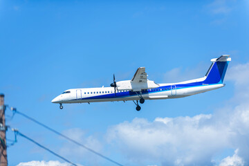 Fototapeta premium 青空を滑空する旅客機