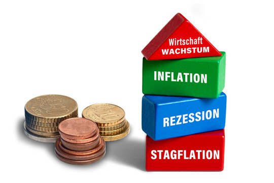 Inflation, Rezession, Stagflation, Holzbl&ouml;cke mit Euro-M&uuml;nzen