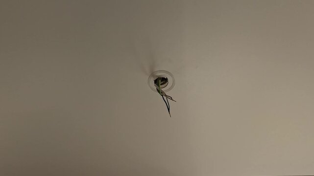 The cable is ready to connect the lamp.
