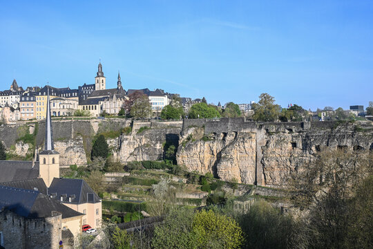 Grand duch&eacute; de Luxembourg capitale ville tourisme eglise saint Michel eglise saint Jean remparts rochers