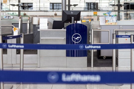 Leerer Check-in-Counter von Lufthansa im Terminalbereich, abgesperrt mit Absperrb&auml;ndern. Aufgrund eines Streiks der Gewerkschaft UFO kam es zu zahlreichen Flugausf&auml;llen