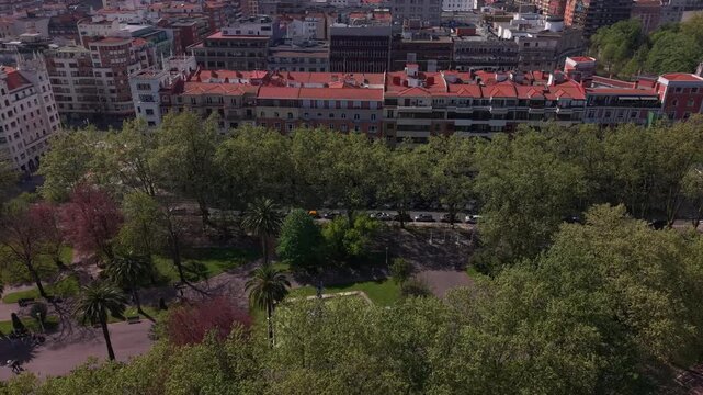 Do&ntilde;a Casilda Park in an urban setting