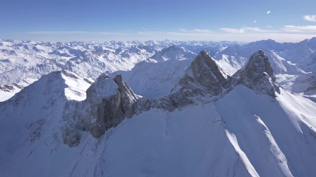 Vol au dessus de montagne aiguille d'arves