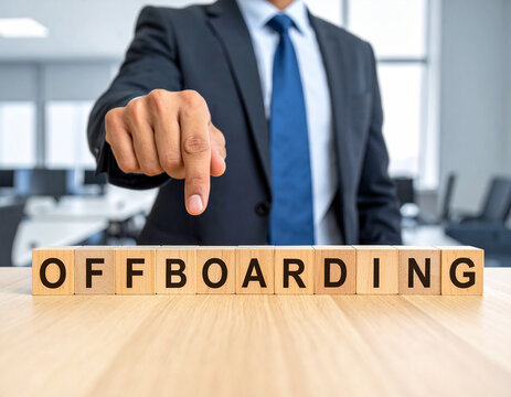 Offboarding- Geschäftsmann zeigt auf den Text "Offboarding"