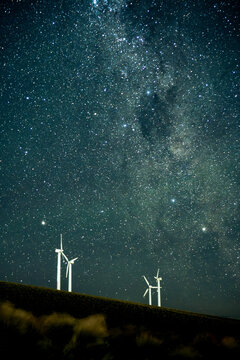 Aerogeneradores con cielo estrellado