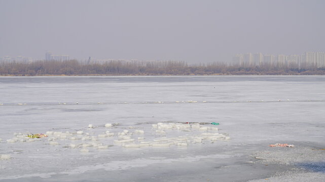 Harbin's Songhua River frozen by the cold