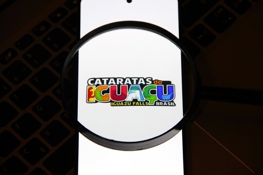 As Cataratas do Igua&ccedil;u - Conjunto de cerca de 275 quedas d'&aacute;gua no rio Igua&ccedil;u, na fronteira entre o Brasil (Paran&aacute;) e a Argentina (Misiones). Reconhecidas como uma das 7 Maravilhas Naturais do Mundo.