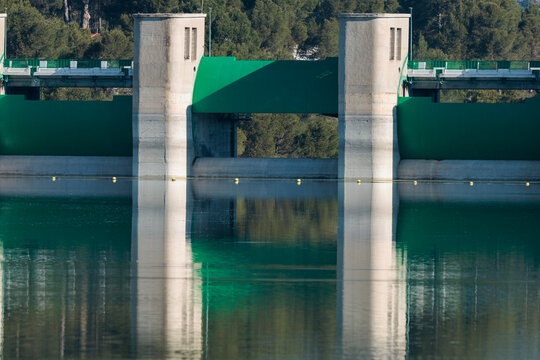 Compuertas del embalse de Beniarr&eacute;s con reflejos en el agua y recuperaci&oacute;n del nivel h&iacute;drico en abril de 2026, Alicante, Espa&ntilde;a