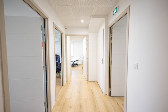 Un cabinet m&eacute;dical neuf avec 5 portes ouvertes, un parquet en bois. L'int&eacute;rieur est tr&egrave;s lumineux