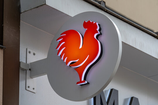 Boulogne-Billancourt, France - 17 avril 2026: Enseigne et logo d'un restaurant Master Poulet. Master Poulet est une cha&icirc;ne fran&ccedil;aise de restauration rapide sp&eacute;cialis&eacute;e dans le poulet grill&eacute;