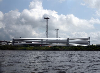 Obraz premium Windkraftanlagen im Hafen von Emden