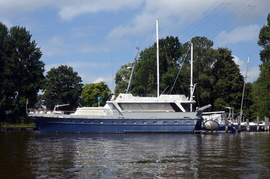 Altes Schiff im Hafen von Emden