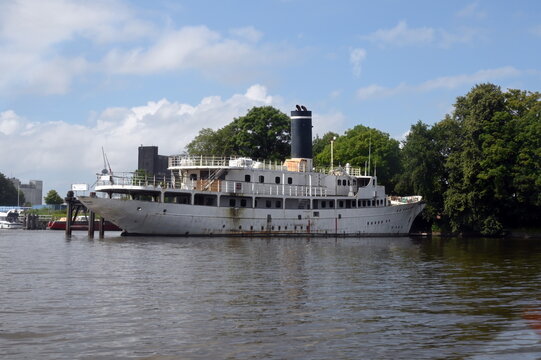 Altes Schiff im Hafen von Emden