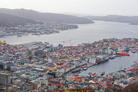 vue panoramique de bergen depuis le mont Fl&oslash;yen grace au Fl&oslash;ibanen