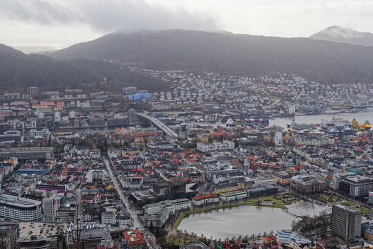vue panoramique de bergen depuis le mont Fl&oslash;yen grace au Fl&oslash;ibanen