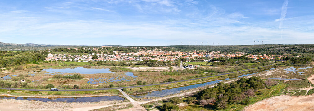 Panorama de La Palme , commune fran&ccedil;aise, situ&eacute;e dans le sud-est du d&eacute;partement de l'Aude en r&eacute;gion Occitanie ( 11480) . 