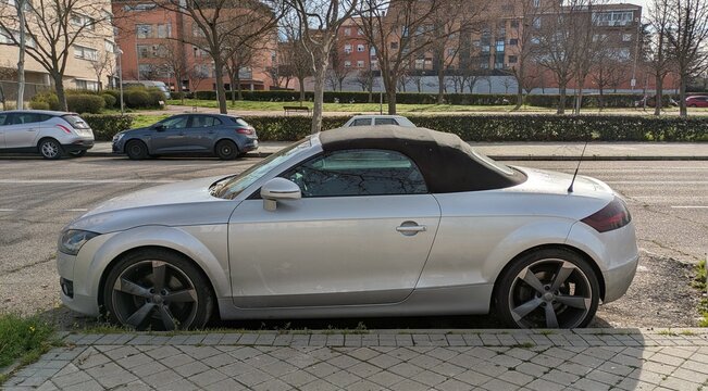Vista lateral de un autom&oacute;vil roadster Audi TT aparcado en una calle de Madrid, Espa&ntilde;a, 12 de marzo de 2026