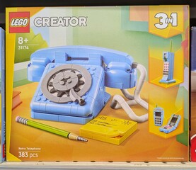 Naklejka premium Caja con juguete Lego Creator de teléfono retro en una tienda Carrefour, Madrid, España, 12 de marzo de 2026