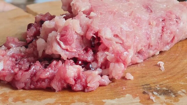 How to make minced pork salad (larb moo)
