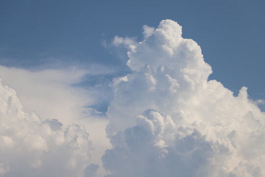 夏の入道雲・青空に発達する積乱雲
