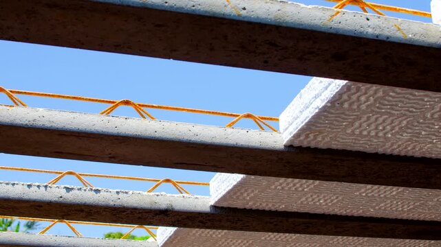 Precise details of the Styrofoam slab reveal a light and efficient option in modern constructions.