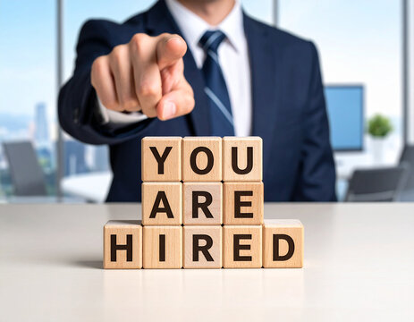 You are hired - Geschäftsmann zeigt auf den Text "You are hired"
