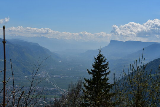 Blick ins Etschtal vom Meraner H&ouml;henweg in S&uuml;dtirol 