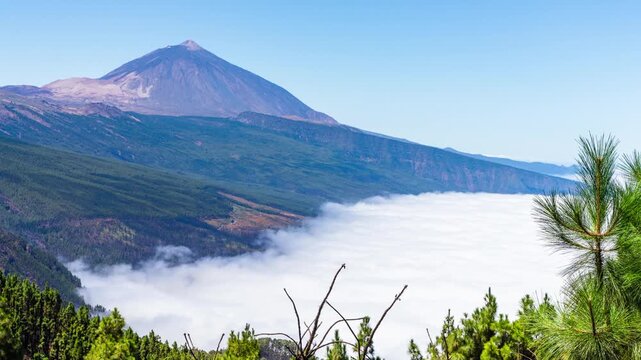 Zeitraffer, Blick auf den Teide &uuml;ber Tal mit wogenden Wolken