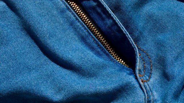 Close-up of a jeans zipper, revealing refined details and the quality of craftsmanship. Detalhe do z&iacute;per de cal&ccedil;a jeans, capturando a ess&ecirc;ncia da moda casual e urbana.