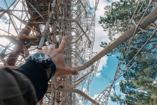 Pointing at Duga Radar Structure from Below
